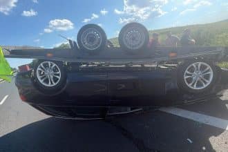 Remorcă de tip platformă răsturnată cu roțile în sus pe autostrada A1, blocând banda unu în zona localității Orțișoara.
