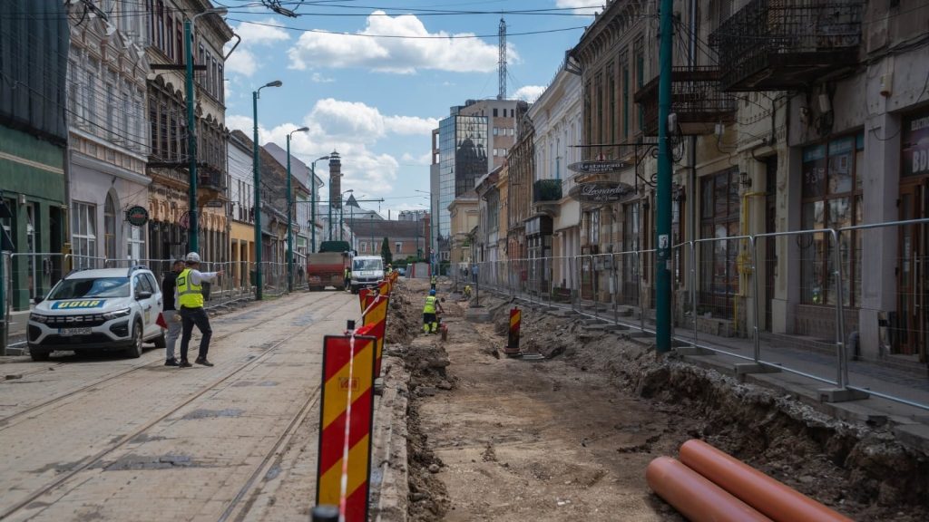 Săpături adânci pentru înlocuirea conductelor vechi de canalizare pe o stradă din cartierul istoric Traian din Timișoara.