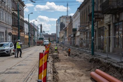 Săpături adânci pentru înlocuirea conductelor vechi de canalizare pe o stradă din cartierul istoric Traian din Timișoara.