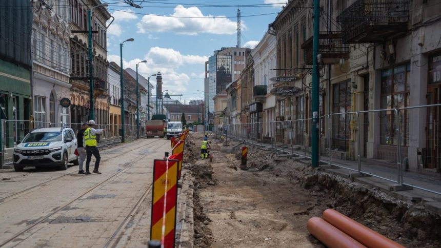 Săpături adânci pentru înlocuirea conductelor vechi de canalizare pe o stradă din cartierul istoric Traian din Timișoara.