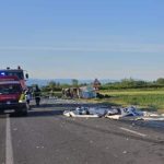 Două autocamioane distruse în urma unui impact violent pe DN 6, în zona localității Jupa, cu o cabină răsturnată pe marginea carosabilului.