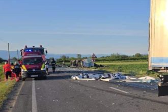 Două autocamioane distruse în urma unui impact violent pe DN 6, în zona localității Jupa, cu o cabină răsturnată pe marginea carosabilului.