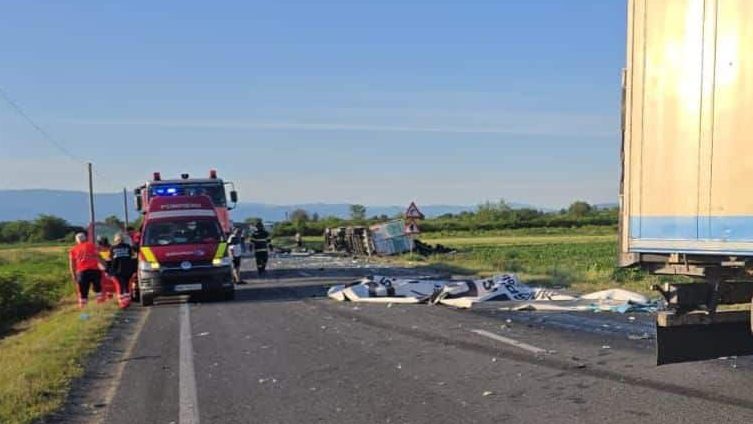 Două autocamioane distruse în urma unui impact violent pe DN 6, în zona localității Jupa, cu o cabină răsturnată pe marginea carosabilului.