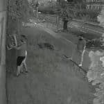 Captură de pe camerele de supraveghere cu trei bărbați încercând să smulgă o unitate exterioară de aer condiționat de pe peretele unei clădiri.