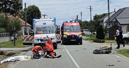 Epava unei motociclete de tip motocross și un autoturism proiectat în șanțul lateral în urma impactului fatal de la intrarea în Jabăr.