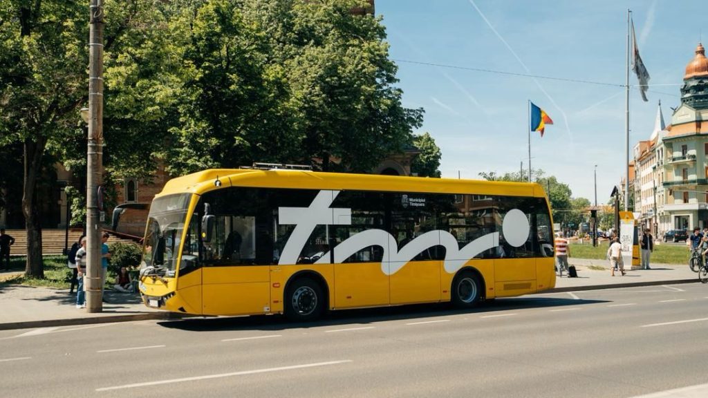 Reprezentanții administrațiilor din Timișoara, Dumbrăvița și Ghiroda încheind parteneriatul oficial pentru managementul integrat al transportului și educației metropolitane.