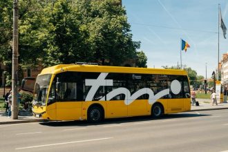 Reprezentanții administrațiilor din Timișoara, Dumbrăvița și Ghiroda încheind parteneriatul oficial pentru managementul integrat al transportului și educației metropolitane.