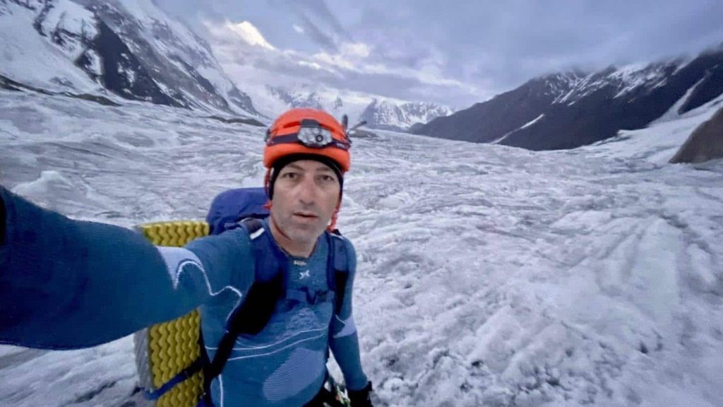 Alpinistul timișorean Horia Colibășanu echipat pentru ascensiuni extreme la mare altitudine pe vârfurile de peste 8.000 de metri.