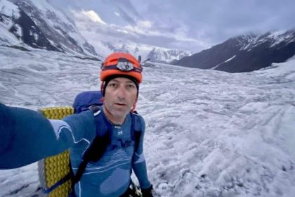 Alpinistul timișorean Horia Colibășanu echipat pentru ascensiuni extreme la mare altitudine pe vârfurile de peste 8.000 de metri.