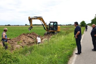 Excavatoare și utilaje grele realizând primele săpături pentru extinderea rețelei de distribuție a gazelor naturale în localitatea Coșteiu.