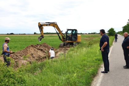 Excavatoare și utilaje grele realizând primele săpături pentru extinderea rețelei de distribuție a gazelor naturale în localitatea Coșteiu.