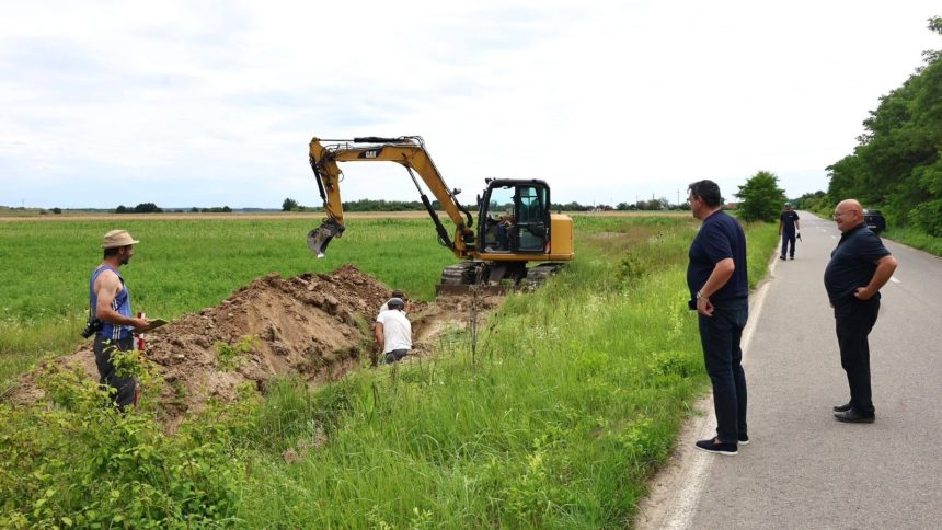 Excavatoare și utilaje grele realizând primele săpături pentru extinderea rețelei de distribuție a gazelor naturale în localitatea Coșteiu.