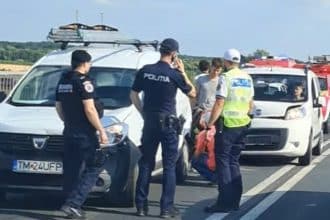 Carambol rutier pe podul de pe varianta de ocolire a Timișoarei, implicând cinci autoturisme intrate în coliziune față-spate.