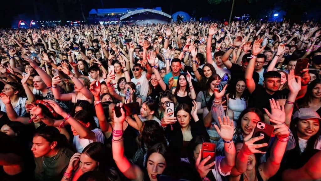 Scena principală George Arena de la FLIGHT Festival amenajată în incinta Muzeul Satului Bănățean din Timișoara, în timpul unui concert nocturn.