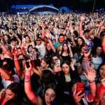 Scena principală George Arena de la FLIGHT Festival amenajată în incinta Muzeul Satului Bănățean din Timișoara, în timpul unui concert nocturn.