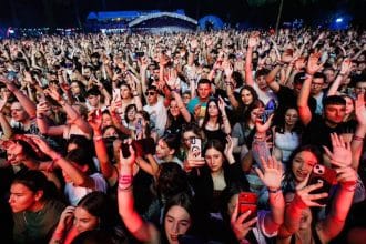 Scena principală George Arena de la FLIGHT Festival amenajată în incinta Muzeul Satului Bănățean din Timișoara, în timpul unui concert nocturn.