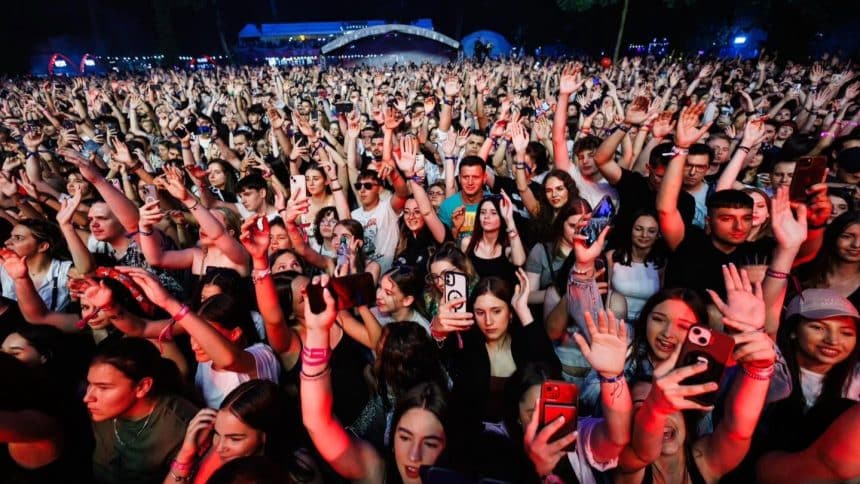 Scena principală George Arena de la FLIGHT Festival amenajată în incinta Muzeul Satului Bănățean din Timișoara, în timpul unui concert nocturn.