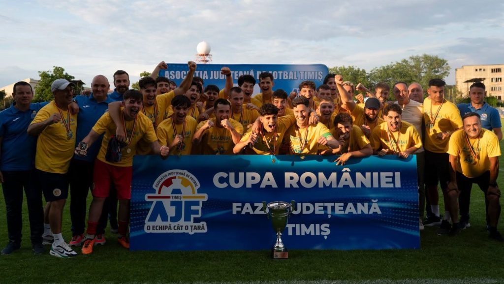 Echipa de fotbal Ripensia UVT sărbătorind câștigarea trofeului Cupei României – Faza Județeană Timiș pe Stadionul Electrica.