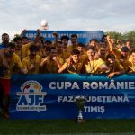Echipa de fotbal Ripensia UVT sărbătorind câștigarea trofeului Cupei României – Faza Județeană Timiș pe Stadionul Electrica.