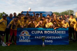 Echipa de fotbal Ripensia UVT sărbătorind câștigarea trofeului Cupei României – Faza Județeană Timiș pe Stadionul Electrica.