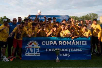 Echipa de fotbal Ripensia UVT sărbătorind câștigarea trofeului Cupei României – Faza Județeană Timiș pe Stadionul Electrica.