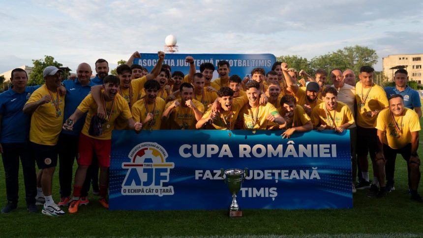 Echipa de fotbal Ripensia UVT sărbătorind câștigarea trofeului Cupei României – Faza Județeană Timiș pe Stadionul Electrica.