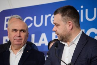 Primarul general al Capitalei, Ciprian Ciucu, dând declarații presei la ieșirea de la audierile DNA într-un dosar de luare de mită.