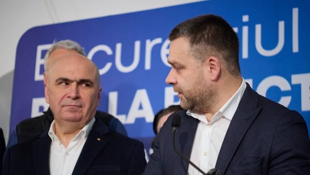 Primarul general al Capitalei, Ciprian Ciucu, dând declarații presei la ieșirea de la audierile DNA într-un dosar de luare de mită.