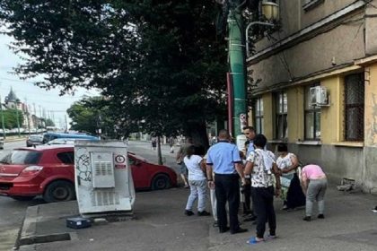 Agenți ai Poliției Locale Timișoara efectuând controale de rutină în proximitatea magazinelor non-stop pentru prevenirea consumului de alcool pe domeniul public.