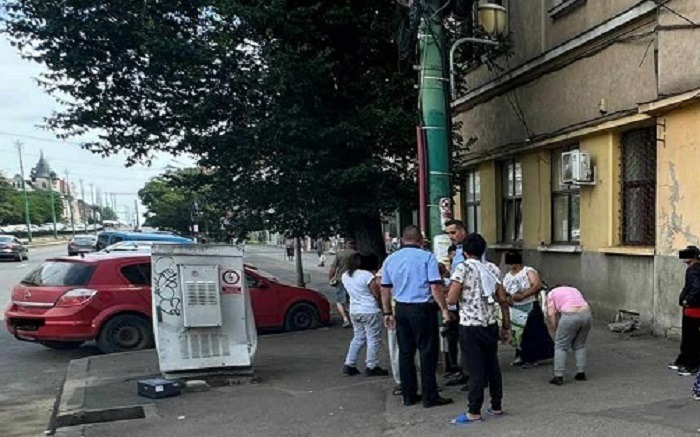 Agenți ai Poliției Locale Timișoara efectuând controale de rutină în proximitatea magazinelor non-stop pentru prevenirea consumului de alcool pe domeniul public.