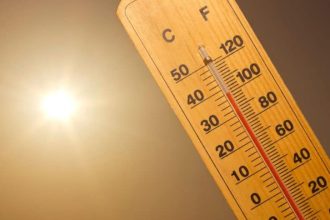 Afișaj stradal indicând temperaturi de peste 35 de grade Celsius la umbră în județul Timiș, sub avertizare de cod galben emis de ANM.