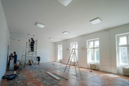 Echipe de muncitori renovând interiorul unei săli de clasă din Timișoara în cadrul programului de reparații de vară finanțat de Primărie.