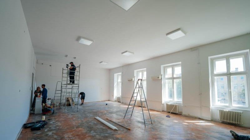 Echipe de muncitori renovând interiorul unei săli de clasă din Timișoara în cadrul programului de reparații de vară finanțat de Primărie.