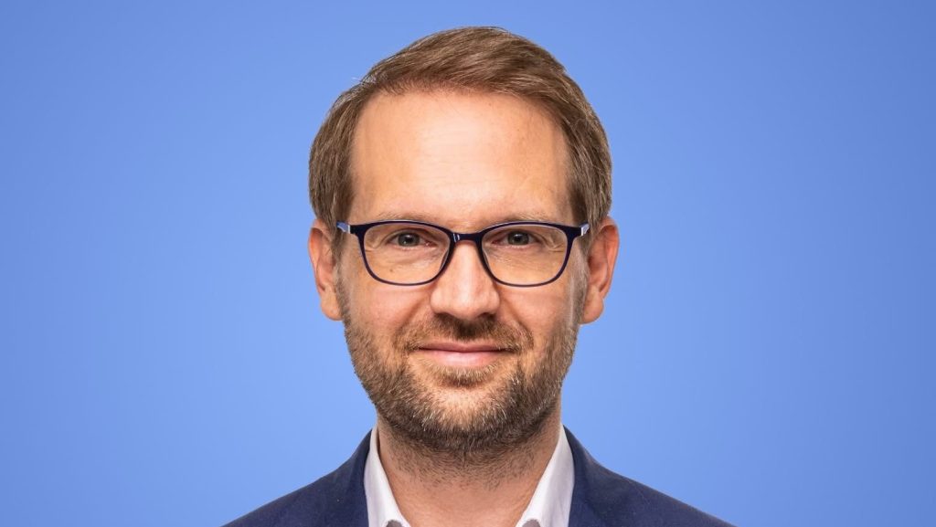 Primarul Timișoarei și liderul USR, Dominic Fritz, monitorizând reacțiile din spațiul virtual după o postare controversată referitoare la Guvernul Veștea.