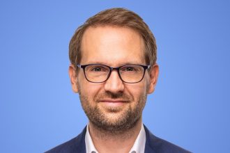 Primarul Timișoarei și liderul USR, Dominic Fritz, monitorizând reacțiile din spațiul virtual după o postare controversată referitoare la Guvernul Veștea.