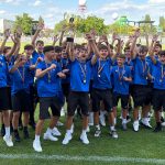 Jucătorii echipei de fotbal juniori U16 ACS Galaxy Timișoara bucurându-se și ridicând trofeul de campioni naționali ai Seriei 7 pe stadionul Electrica.