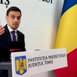 Noul prefect al județului Timiș, Paul Finta, cu mâna pe Constituție, depunând jurământul de învestire în cadrul ceremoniei oficiale.