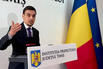 Noul prefect al județului Timiș, Paul Finta, cu mâna pe Constituție, depunând jurământul de învestire în cadrul ceremoniei oficiale.