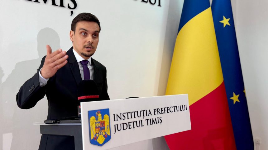 Noul prefect al județului Timiș, Paul Finta, cu mâna pe Constituție, depunând jurământul de învestire în cadrul ceremoniei oficiale.