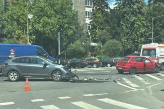 Trei autoturisme avariate în urma unui impact violent produs în intersecția bulevardului Take Ionescu cu strada Nicu Filipescu din Timișoara.