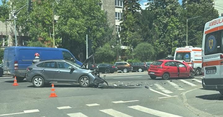 Trei autoturisme avariate în urma unui impact violent produs în intersecția bulevardului Take Ionescu cu strada Nicu Filipescu din Timișoara.