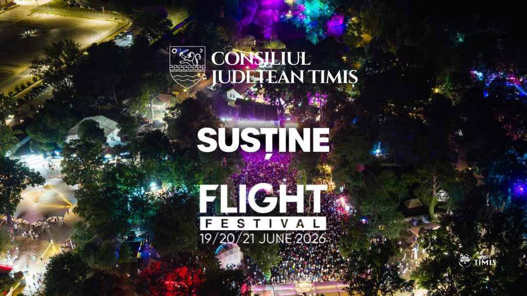 Festivalieri adunați în fața scenei „Zbor” la deschiderea Flight Festival în curtea Muzeului Satului Bănățean din Timișoara.