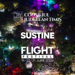 Festivalieri adunați în fața scenei „Zbor” la deschiderea Flight Festival în curtea Muzeului Satului Bănățean din Timișoara.