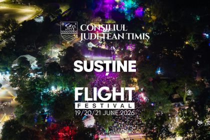 Festivalieri adunați în fața scenei „Zbor” la deschiderea Flight Festival în curtea Muzeului Satului Bănățean din Timișoara.