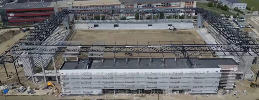 Stadiul lucrărilor de construcție la viitorul stadion „Eroii Timișoarei”, proiect aflat în centrul unei dispute administrative între CJ Timiș și Primărie.
