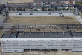 Stadiul lucrărilor de construcție la viitorul stadion „Eroii Timișoarei”, proiect aflat în centrul unei dispute administrative între CJ Timiș și Primărie.