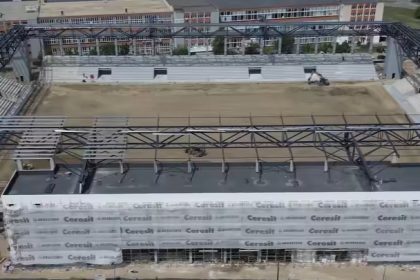 Stadiul lucrărilor de construcție la viitorul stadion „Eroii Timișoarei”, proiect aflat în centrul unei dispute administrative între CJ Timiș și Primărie.
