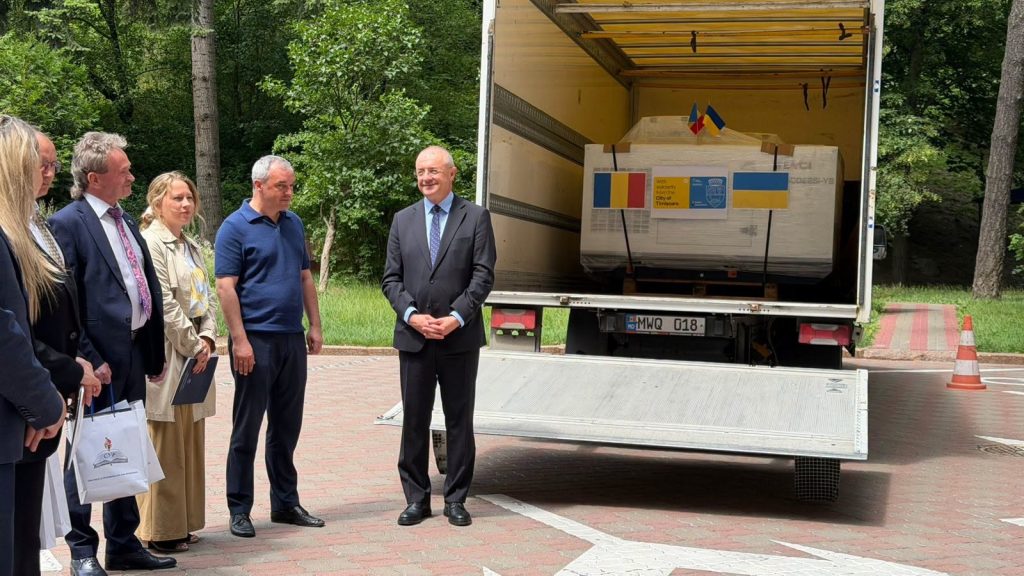 Cele patru generatoare de mare putere donate de Primăria Timișoara descărcate la Kiev pentru alimentarea spitalelor și școlilor.