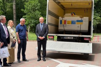Cele patru generatoare de mare putere donate de Primăria Timișoara descărcate la Kiev pentru alimentarea spitalelor și școlilor.