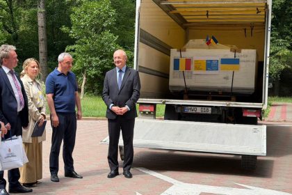 Cele patru generatoare de mare putere donate de Primăria Timișoara descărcate la Kiev pentru alimentarea spitalelor și școlilor.